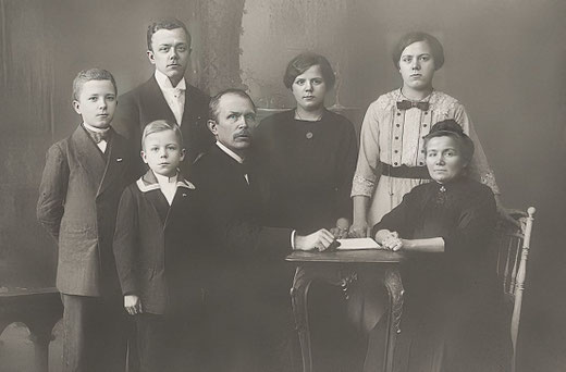 Foto von 1915: Der Schreiner Johann Osebold mit Ehefrau Pauline und den fünf Kindern