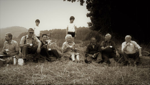 Pause auf dem Feld: v.l. Günter Schmidt, Ferdi Becker u. seine Frau, Elisabeth Winkelmeier, Antonius Fischer, Josef Schmidt u. Paul Müller