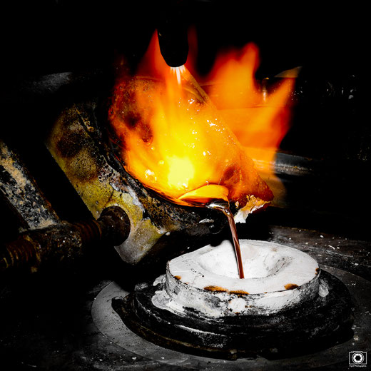 Cette photo représente la creation d'n bijou par un artisan bijoutier de Montauban. Ce reportage photographique est réalisé par un photographe de Montauban.