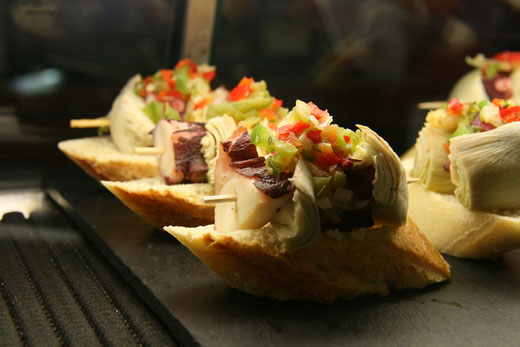 Pintxo de pulpo y alcachofa (Wikimedia Commons)