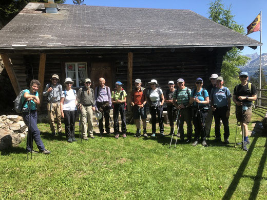 Die Senioren Tourenleiter/innen des SAC Sektion Uto Zürich vor der Stelihütte