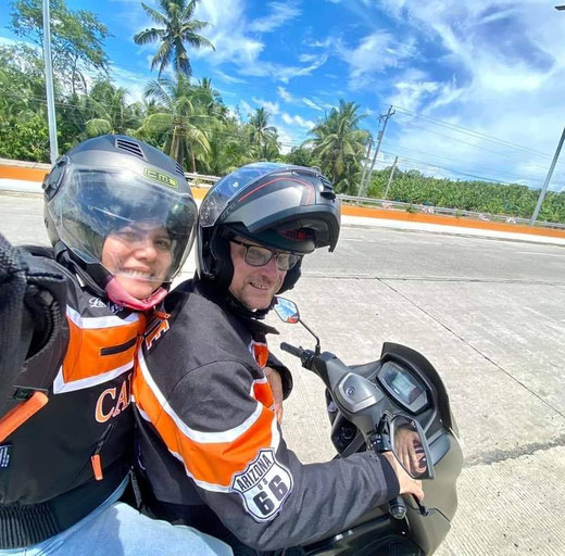 Paar beim Motorrad fahren auf den Philippinen
