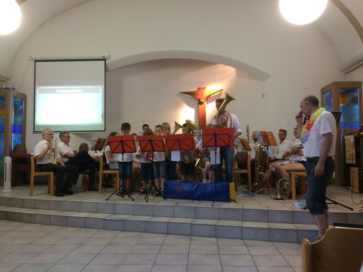 Posaunenchorleiter Björn Sandrock (rechts) präsentiert beim Benefizkonzert auch die Jungbläser.
