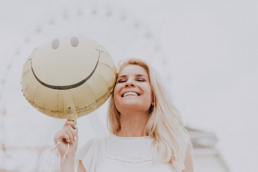 femme souriante avec un ballon jaune méthode TIPI