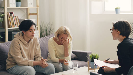 mère et son fils chez un psychothérapeute thérapie systémique