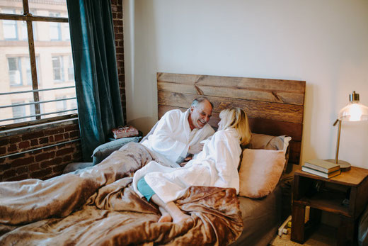 couple heureux dans le lit problème sexuel dans le couple