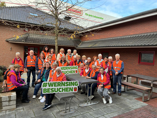 Die Reisegruppe im Innenhof der Firma Wernsing! © Uwe Engel