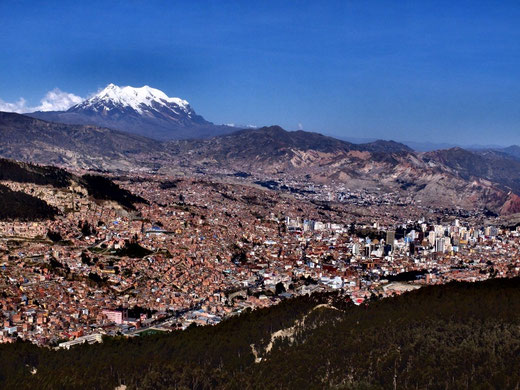 La Paz mit Illimani im Hintergrund - der Pico Sur ist rechts