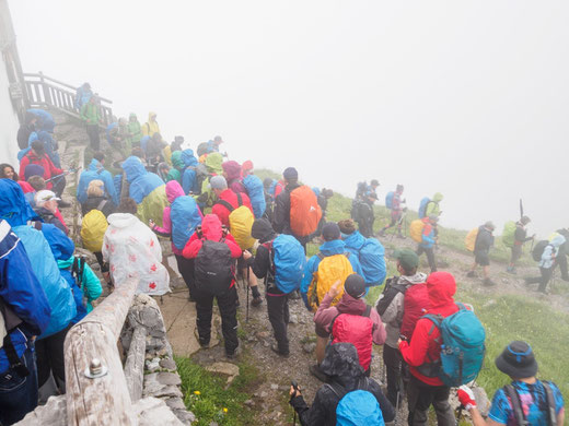 Farbenfrohes Regenjackenmehr vor dem Watzmannhaus