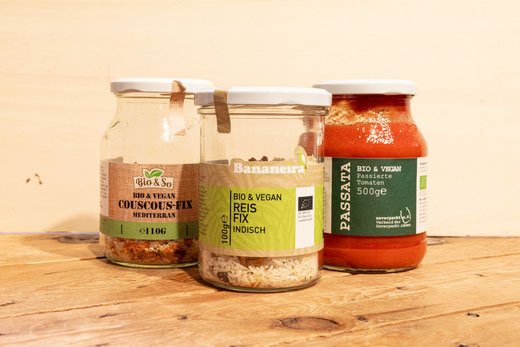 Instant-Couscous- und -Reisgerichte sowie passierte Tomaten in Pfandgläsern