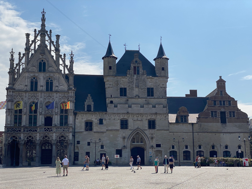 il municipio di Mechelen in una giornata assolata