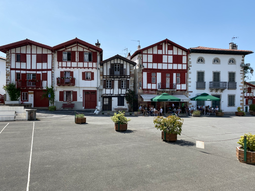 schiera di case tipiche basche bianche dipinte di rosso