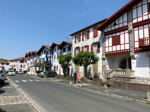 le case tipiche di Ainhoa, bianche e rosse o bianche e blu