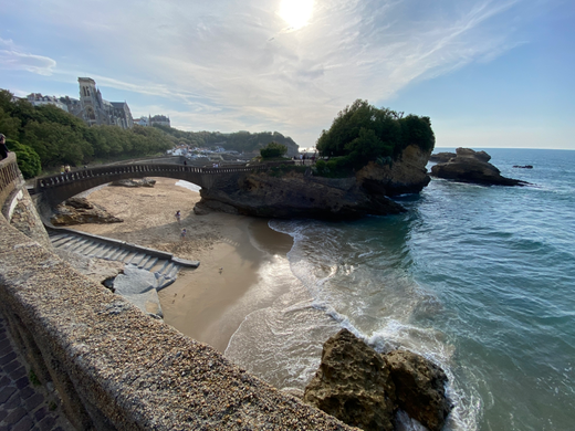 baia del Rocher de la Vierge a Biarritz, spiaggetta con ponticello e isolotto sull'oceano