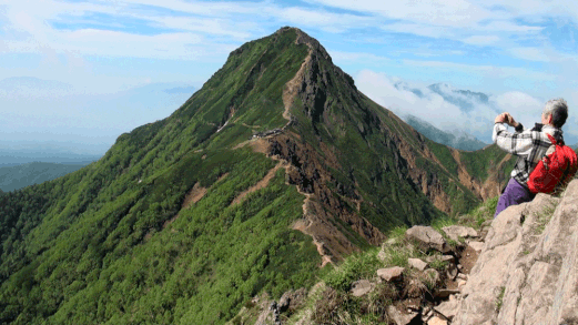 横岳から見た八ヶ岳主峰赤岳　７月１０日撮影