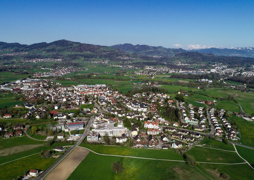 Aus der Luft betrachtet scheint Bubikon noch nicht allzu sehr vom Dichtestress geplagt zu sein (Bild: ©Luftbilderschweiz.ch)