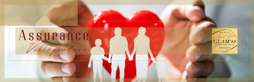 Bannière informative pour l'assurance annulation et villégature. VIsuel d'une main réconfortante avec un coeur rouge et les silhouettes d'une famile, protection et sécurité lors d'un séjour entre luxe et spa privé aux apparts hotel Glam88 Vosges