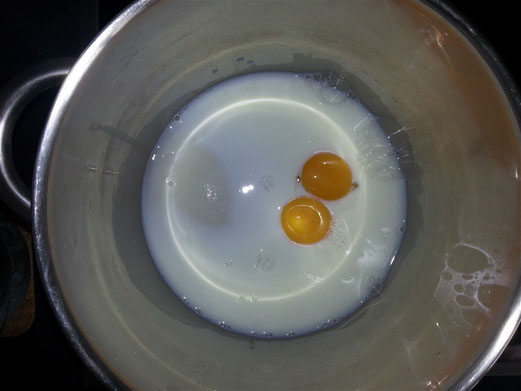 9. Milch mit Zucker und Eidotter langsam unter stetem rühren auf ca. 80 °C erwärmen. . .