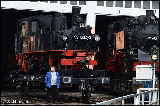 99 1594-3 ist am 1. Mai 2015 auf Flachwagen im ehem. Bw Glauchau zu sehen