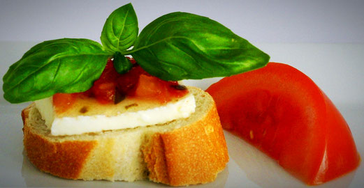 Canapé mit Büffel-Mozzarella und Tomaten Basilikum Relish