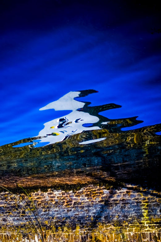 Mirage des éclats  Sur le miroir à fleur d’eau  Flamme blanche, bleue et jaune