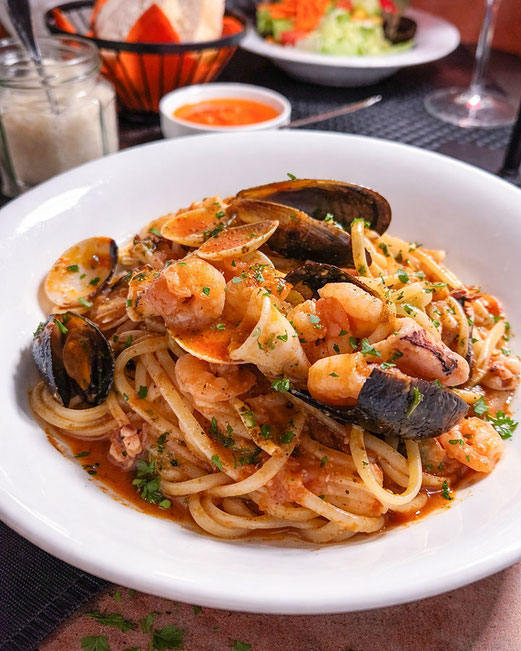 Teller Spaghetti Frutti di Mare mit Meeresfrüchten, Venusmuscheln und Scampi im Gusto Italiano Restaurant Kirchbichl.