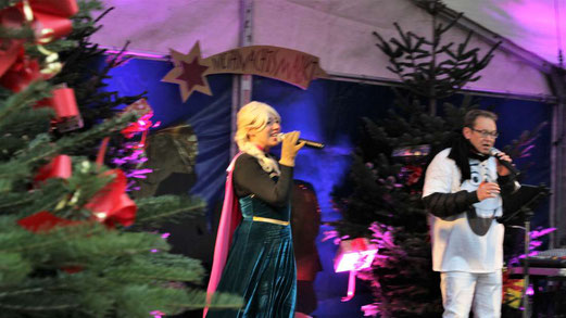 Betty (als Elsa) und Olaf (als Olaf) am 3. Advent 2022 auf dem Weihnachtsmarkt in Bad Wildungen