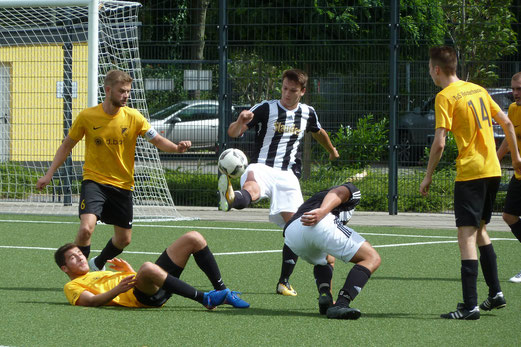 Zweite Mannschaft im Spiel gegen SG Altenessen. - Fotos: mal.