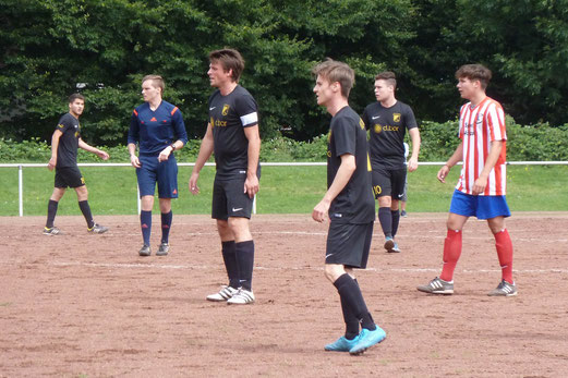 TuS Zweite Mannschaft im Spiel bei der Ersten Mannschaft des FC Horst 59. - Fotos: mal.