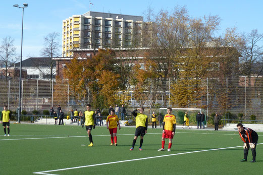Das zweite Spiel des Tages: TuS A-Jugend - SC Frintrop 7:0 (Foto: mal).