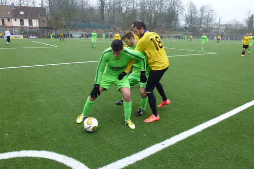 Verbissene letzte Spielminuten: 1. Mannschaft im Spiel gegen Adler Frintrop. (Foto: mal).