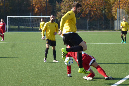 TuS Dritte Mannschaft im Spiel gegen SC Türkiyemspor II. - Fotos: mal.