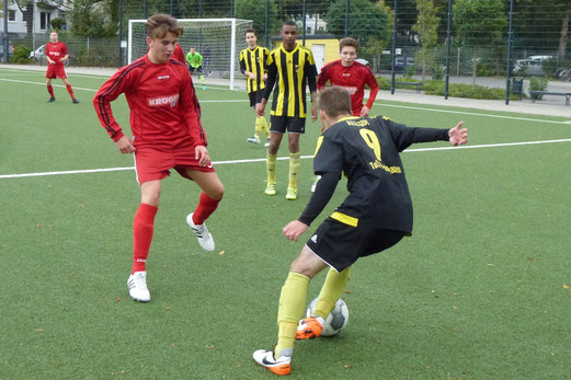 TuS A-Jugend im Heimspiel gegen SC Werden-Heidhausen. - Fotos: mal (1-5), abo (6-7).