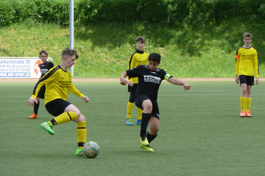 TuS D1-Jugend im Auftaktspiel des Pfingstturniers in Höntrop gegen den VfB Bottrop. - Fotos: mal.