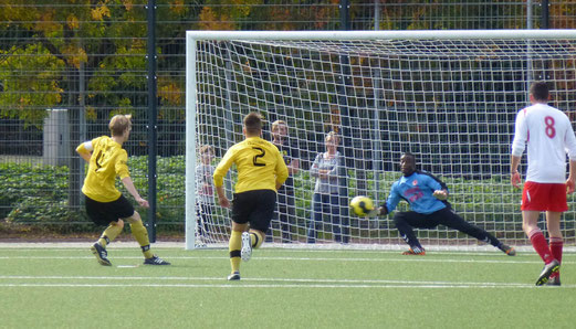 Sicher verwandelter Strafstoß: Milan Brinkmann trifft zum 1:1 Ausgleich für die Zweite. - Fotos: mal.