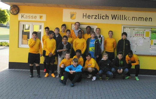 TuS D2-Jugend, Verabschiedung ihres langjährigen Trainers Milan Brinkmann am 20.05.2015. - Foto: p.a.