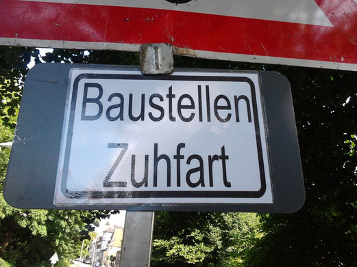 13.07.2012: Praktiker der Stadt montierten die Baustellenschilder am Platzeingang. (Foto: e.g.)