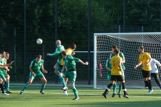 Zweite Mannschaft im Spiel gegen Fortuna Bredeney. - Fotos: mal.