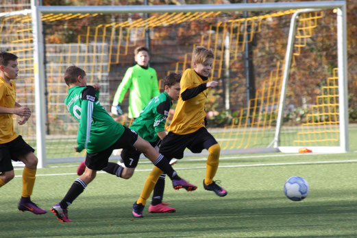 TuS D2-Jugend im Spiel gegen die D-Jugend des RSC. - Fotos: o.k.