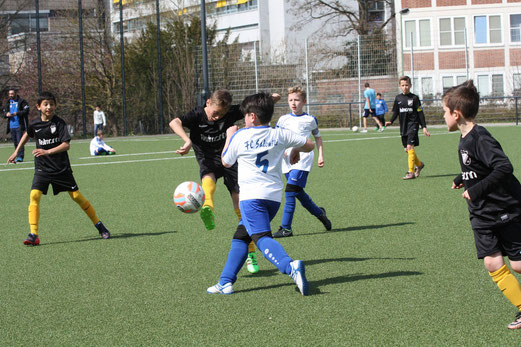 TuS E2-Jugend im Heimspiel gegen die E1 des FC Saloniki-EFV. - Fotos: mal.