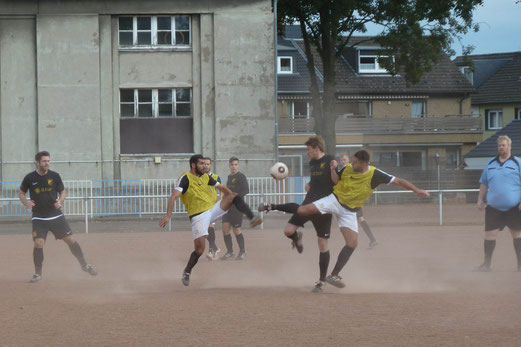 TuS Zweite Mannschaft im Spiel bei TuS 84/10 II. - Fotos: nal.