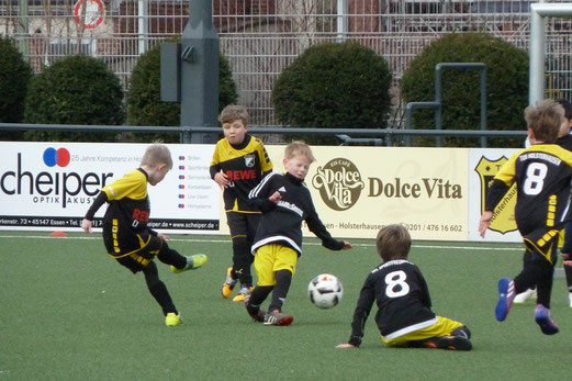 TuS F2-Jugend im Spiel gegen die F2 von VfL Sportfreunde 07. - Fotos: mage (1-5), mal (6-8).