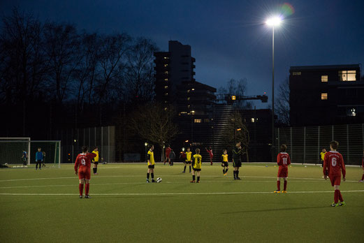 Unter Flutlicht: TuS D-Jugend im Abendspiel an der Pelmanstraße. (Foto: r.f.).