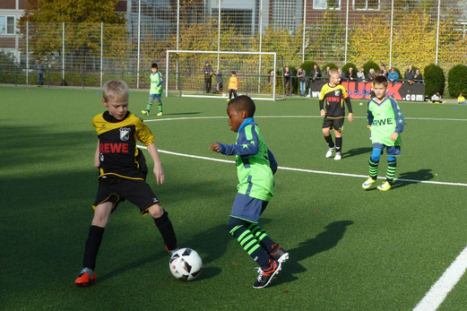 TuS F2-Jugend im Spiel gegen die F2 des FC Kray. - Fotos: mal.