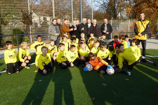 Öffentlichkeitswirksam: Geladene Gäste mit TuS E1- und E2-Jugend (Foto: mal).