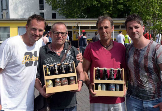 Verabschiedung der langjährigen Trainer der Vierten Mannschaft, Dirk Weißkopf (2.v.l.) und Uwe Schröder (2.v.r.) durch den Leiter der Fußball-Senioren Oliver Weibels (l.) und den Vereinsvorsitzenden Sascha Thomas (r.). - Foto: a.s.