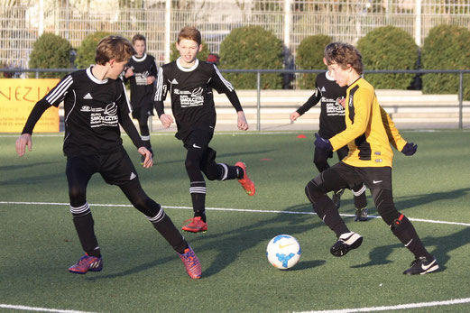 TuS D1-Jugend im Heimspiel gegen Sportfreunde Niederwenigern. - Fotos: pad.