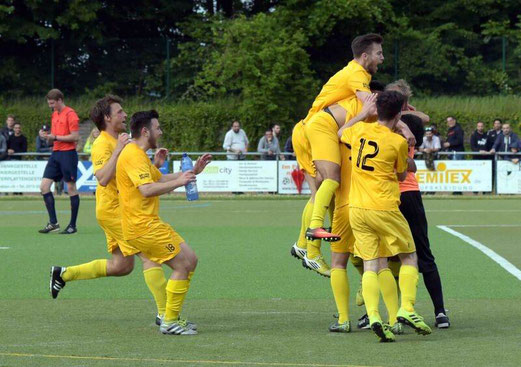 TuS Erste Mannschaft beim Relegationsspiel in Solingen. - Fotos: ings.