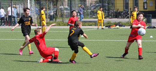 TuS E1-Jugend im Heimspiel gegen TuS Essen-West 81. - Fotos: mal.