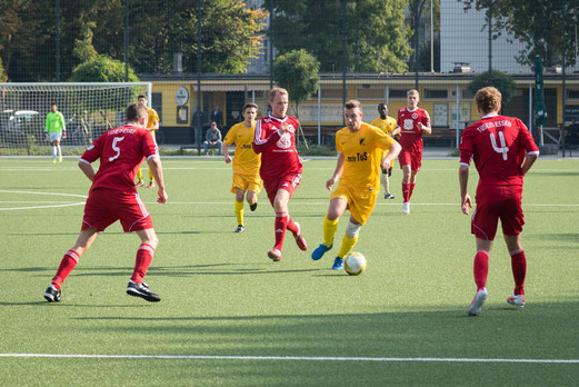 TuS Erste Mannschaft im Heimspiel gegen den TuSEM. - Fotos: r.f.